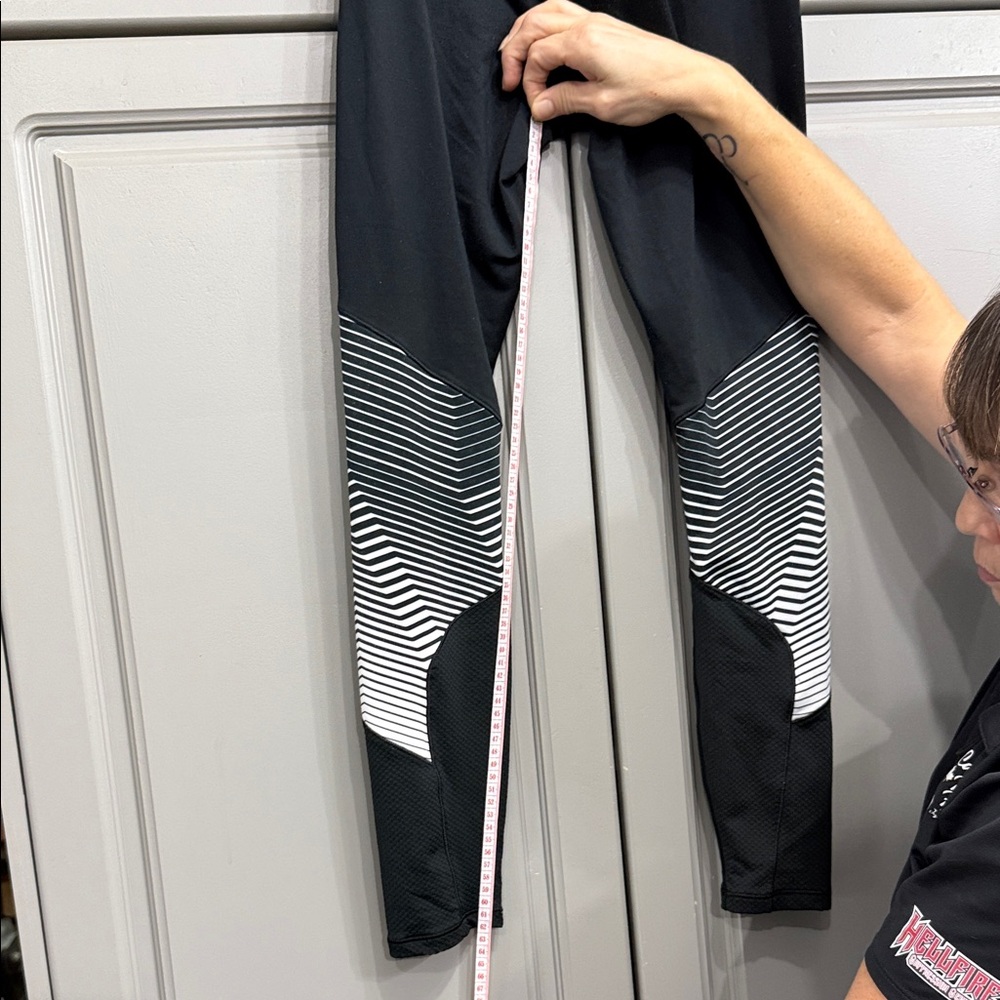 Under Armour Black Leggings with White Pattern - Picture 3 of 6